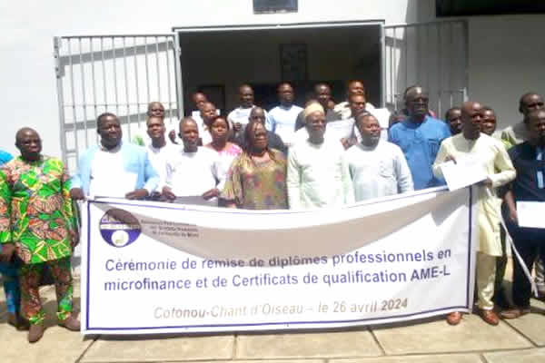 Formation des personnels des institutions de microfinance 2023: remise de diplômes et de certificats aux lauréats par Consortium Alafia